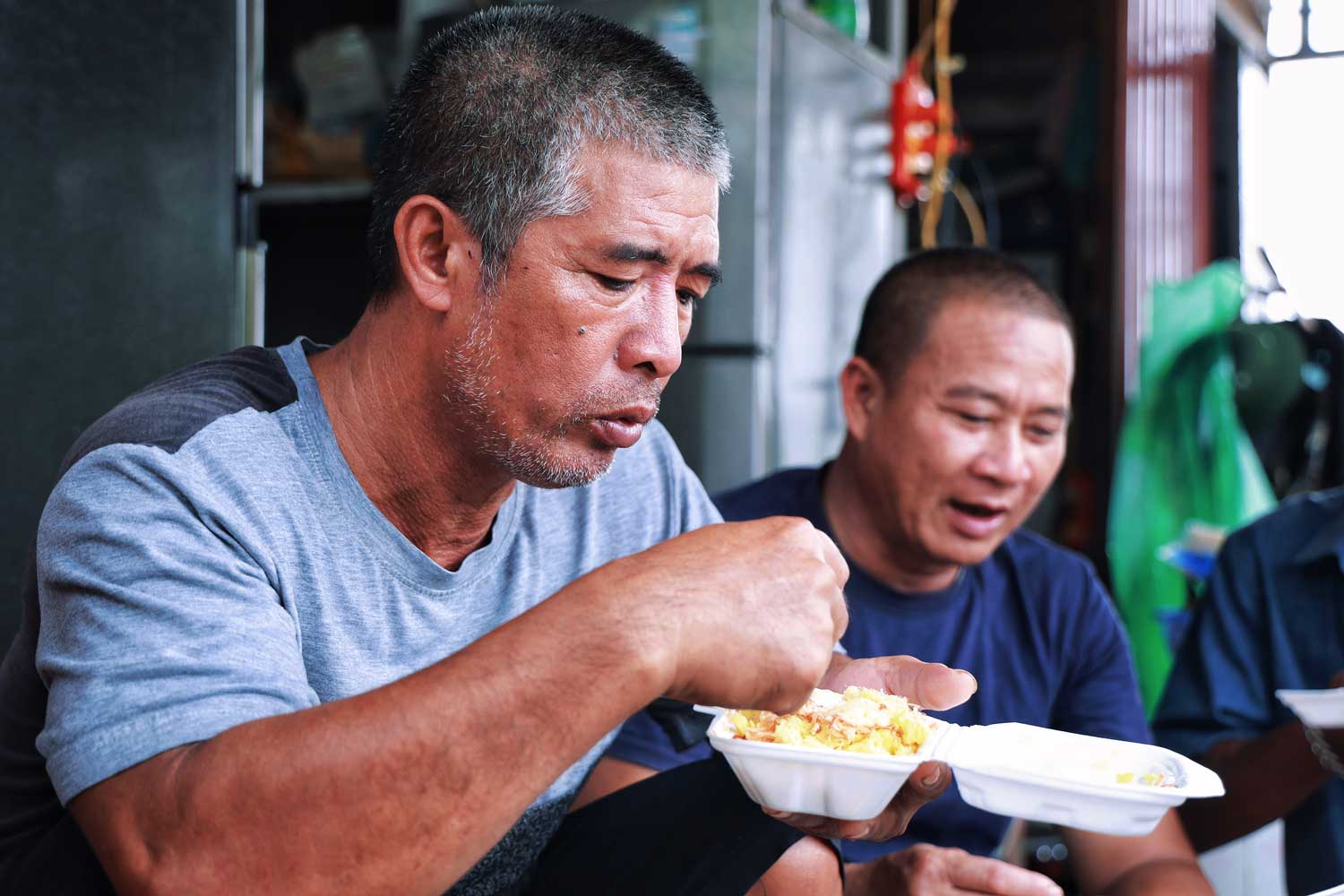 Cả gia đình đã được di dời vào nơi an toàn, chỉ còn một mình ông ... cùng vài người đàn ông khác ở lại bè để trông. Ông chia sẻ, mình cũng yên tâm khi gia đình được các cấp chính quyền lo cho chỗ ăn ở, và rất vui khi họ lo cho cả những thứ nhỏ trong thời điểm khó khăn này.