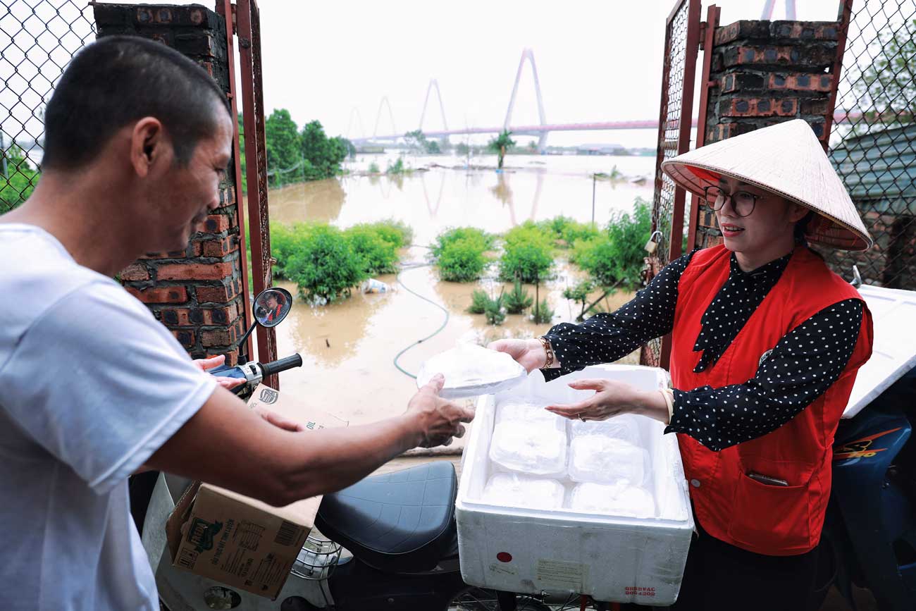 Sau khi đóng gói, những hộp xôi ấm nóng đã được trao tới tay những người dân bị ảnh hưởng bởi lũ sông Hồng.