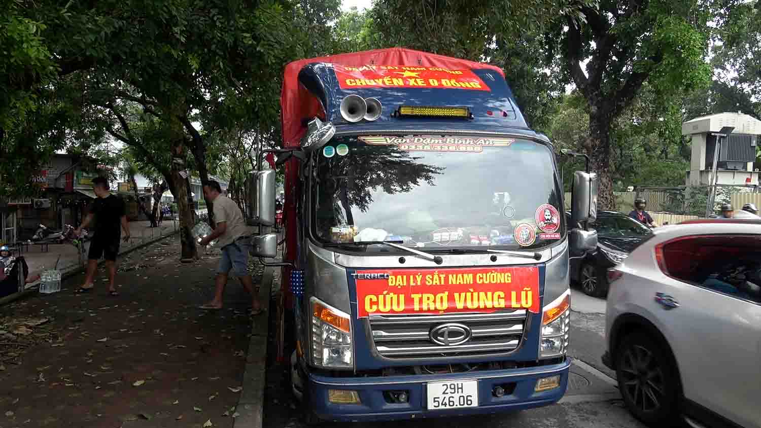 Chuyến xe 0 đồng, hành trình đoàn kết giữa lòng lũ