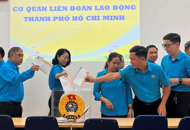 Cán bộ, nhân viên cơ quan LĐLĐ TPHCM đóng góp ủng hộ đồng bào bị ảnh hưởng bởi bão, lũ lụt. Ảnh: Đức Long