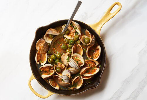 Ngao hấp với rượu vang và dầu ô liu sẽ là món ăn mới lạ, hấp dẫn. Ảnh: Quốc Chung