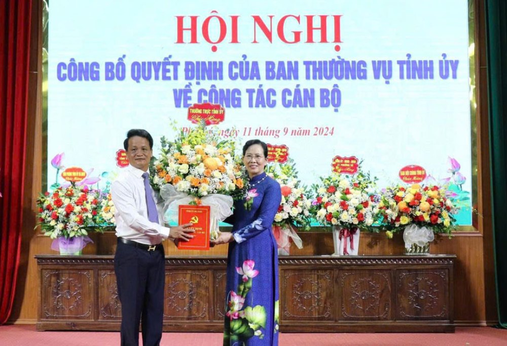 Bí thư Tỉnh ủy Hà Nam Lê Thị Thủy trao quyết định của Ban Thường vụ Tỉnh ủy cho ông Đào Đình Tùng. Ảnh: Báo Hà Nam