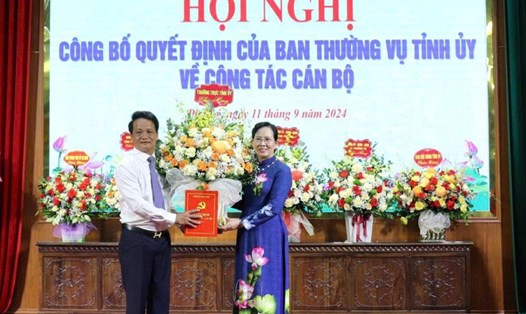 Bí thư Tỉnh ủy Hà Nam Lê Thị Thủy trao quyết định của Ban Thường vụ Tỉnh ủy cho ông Đào Đình Tùng. Ảnh: Báo Hà Nam