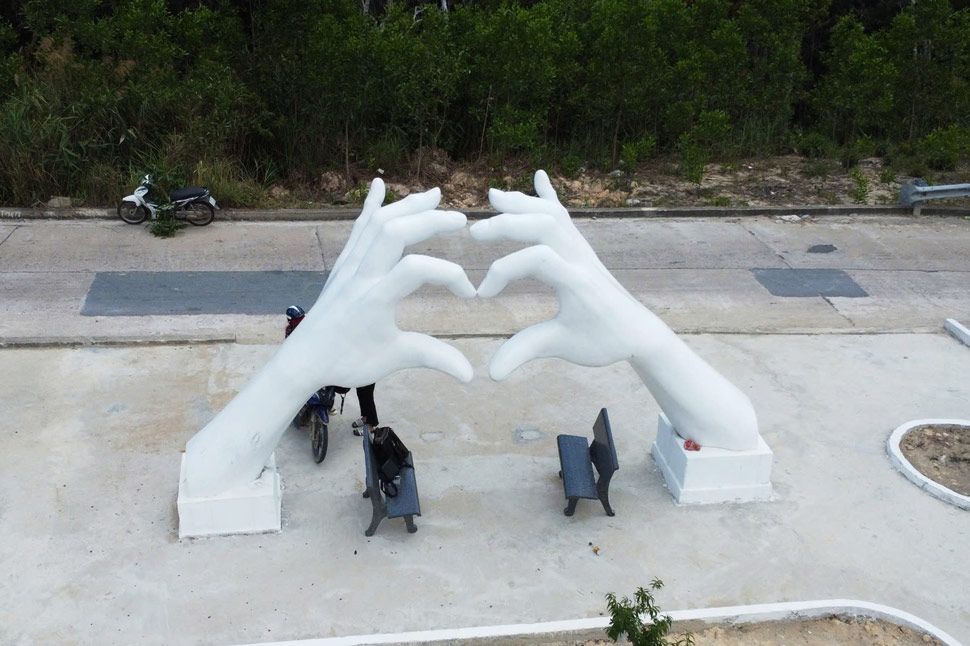 Công trình Bàn tay 480 triệu đồng do xã Canh Liên (huyện Vân Canh, Bình Định) xây dựng vi phạm hành lang ATGT. Ảnh: Doãn Ca