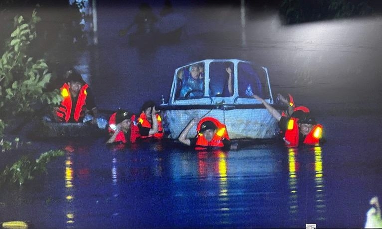 Công an tỉnh Hải Dương không kể ngày đêm, đưa người dân đến nơi an toàn để chống lũ. Ảnh: Công an tỉnh Hải Dương