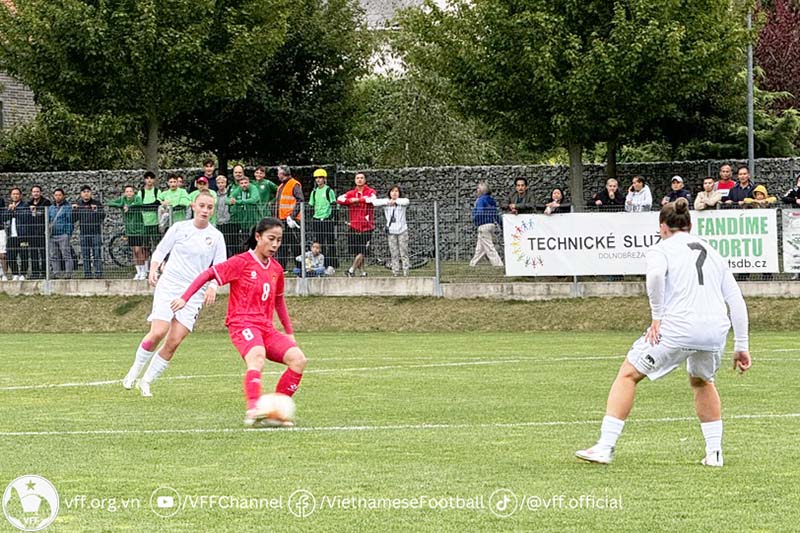 Tuyển nữ Việt Nam (áo đỏ) thắng FC Viktoria Plzen của Cộng hòa Czech 3-0. Ảnh: VFF
