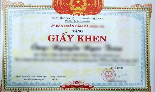 Bộ Nội vụ đã trả lời bạn đọc về việc Chủ tịch UBND xã được tặng giấy khen cho tập thể. Ảnh minh họa: Ngọc Toàn