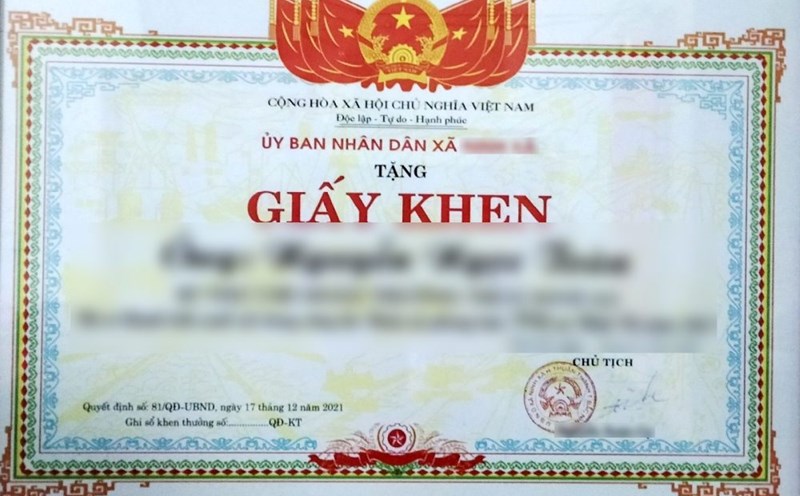 Bộ Nội vụ đã trả lời bạn đọc về việc Chủ tịch UBND xã được tặng giấy khen cho tập thể. Ảnh minh họa: Ngọc Toàn