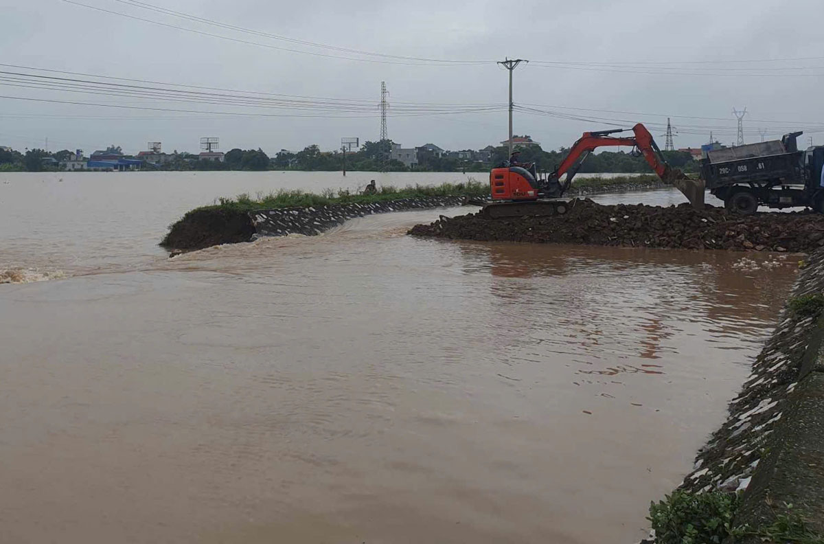 Khắc phục sự cố sạt lở kênh xả trạm bơm Quán Chuột. Ảnh: Hà Vi