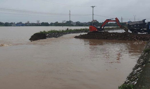 Khắc phục sự cố sạt lở kênh xả trạm bơm Quán Chuột. Ảnh: Hà Vi