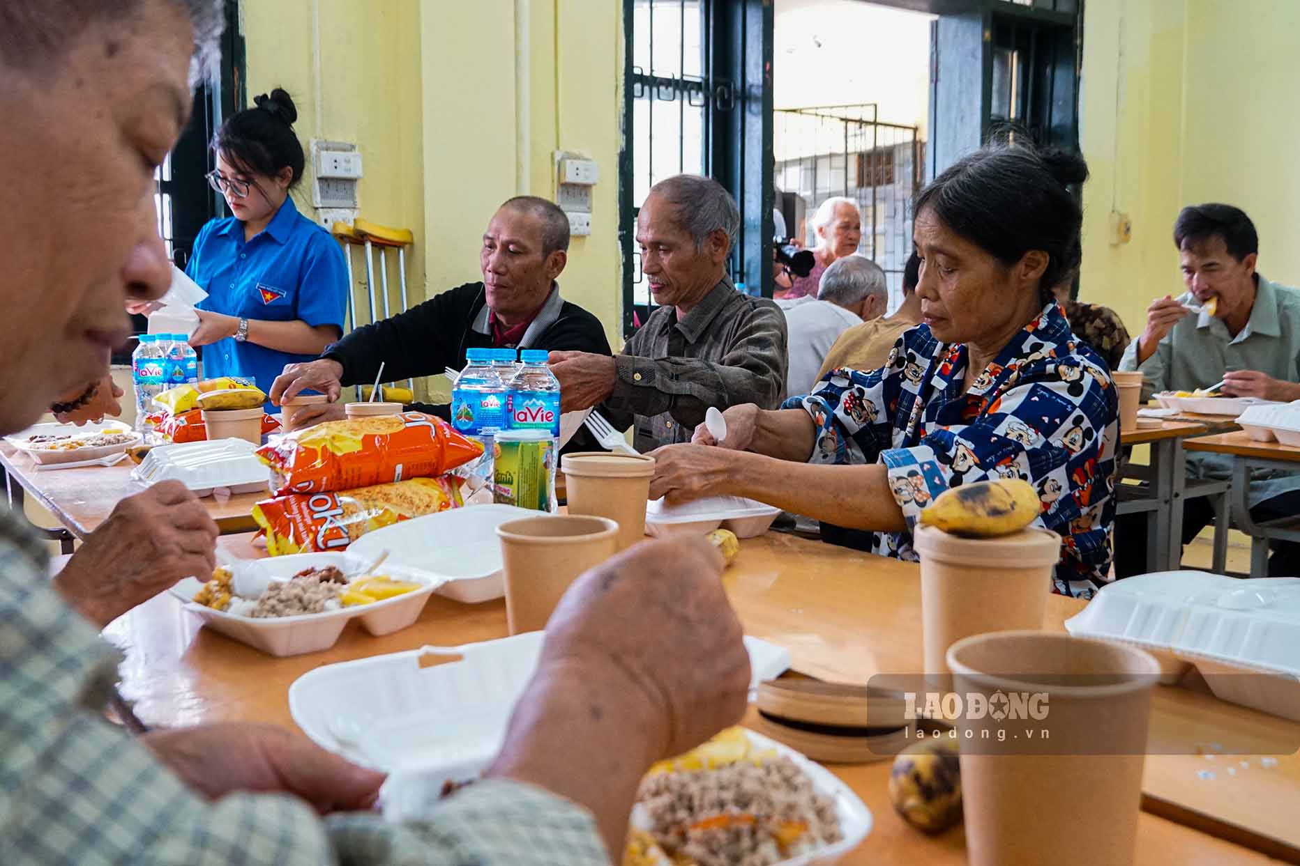 Bà Hà Thị Tân, 82 tuổi làm nghề nhặt ve chai, thuê trọ ở ven sông khu vực Phúc Xá, Ba Đình cho biết: “Bão lũ, không kịp về quê Vĩnh Phúc mấy ngày nay khu trọ ven sông nhà bà bị ngập nặng. Nhờ sự giúp đỡ kịp thời của chính quyền địa phương bà đã có nơi trú ẩn an toàn cùng sự chăm sóc tận tình tại đây“.