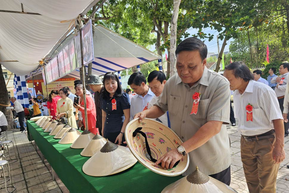 Lãnh đạo tỉnh Bình Định thưởng lãm sản phẩm nón ngựa Phú Gia. Ảnh: Thanh Thanh