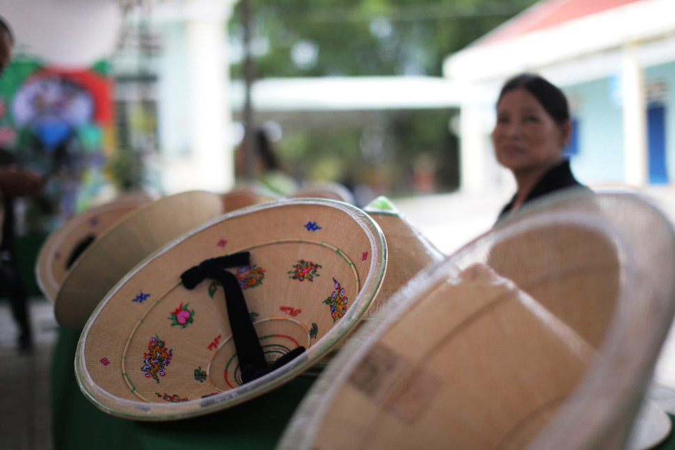 Sản phẩm nón ngựa Phú Gia. Ảnh: Đinh Trương