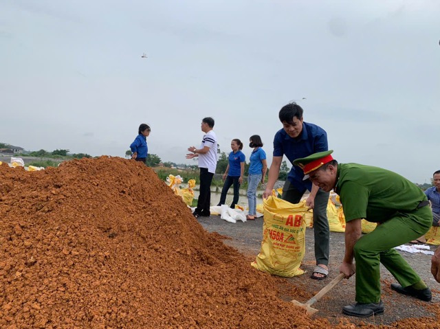 Lực lượng quân đội, công an được huy động tham gia hộ đê.