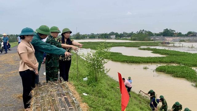 Ban Chỉ huy Phòng chống thiên tai của xã đã tổ chức lực lượng xuống ngay hiện trường, phối hợp kiểm tra hiện trạng, tổ chức đắp đê. Ảnh: Đăng Khôi