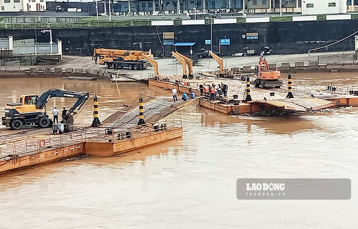 Cầu phao Km 3+4 Hải Yên, TP Móng Cái bị chệch nhịp cầu do lũ. Ảnh: Đoàn Hưng