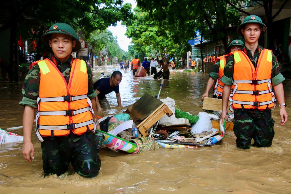 Lực lượng Công an hỗ trợ người dân bị ảnh hưởng bởi lũ. Ảnh: Nguyễn Tùng