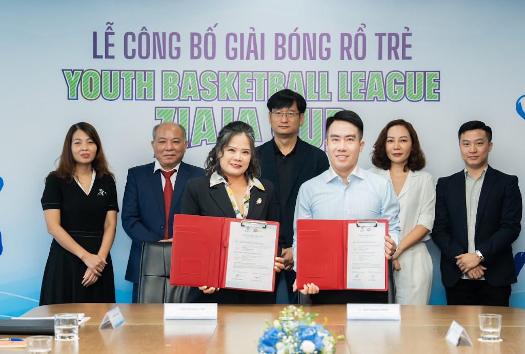 Đại diện ban tổ chức kí kết hợp tác cùng nhà tài trợ. Ảnh: Ban tổ chức