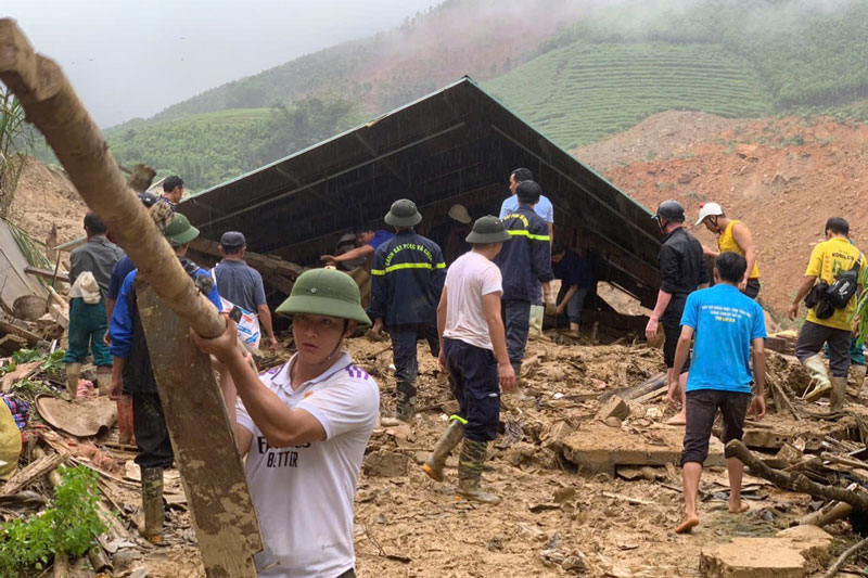 Luc luong chuc nang tim kiem nguoi mat tich do sat lo tai Bac Ha, Lao Cai. Anh: Viet Vinh