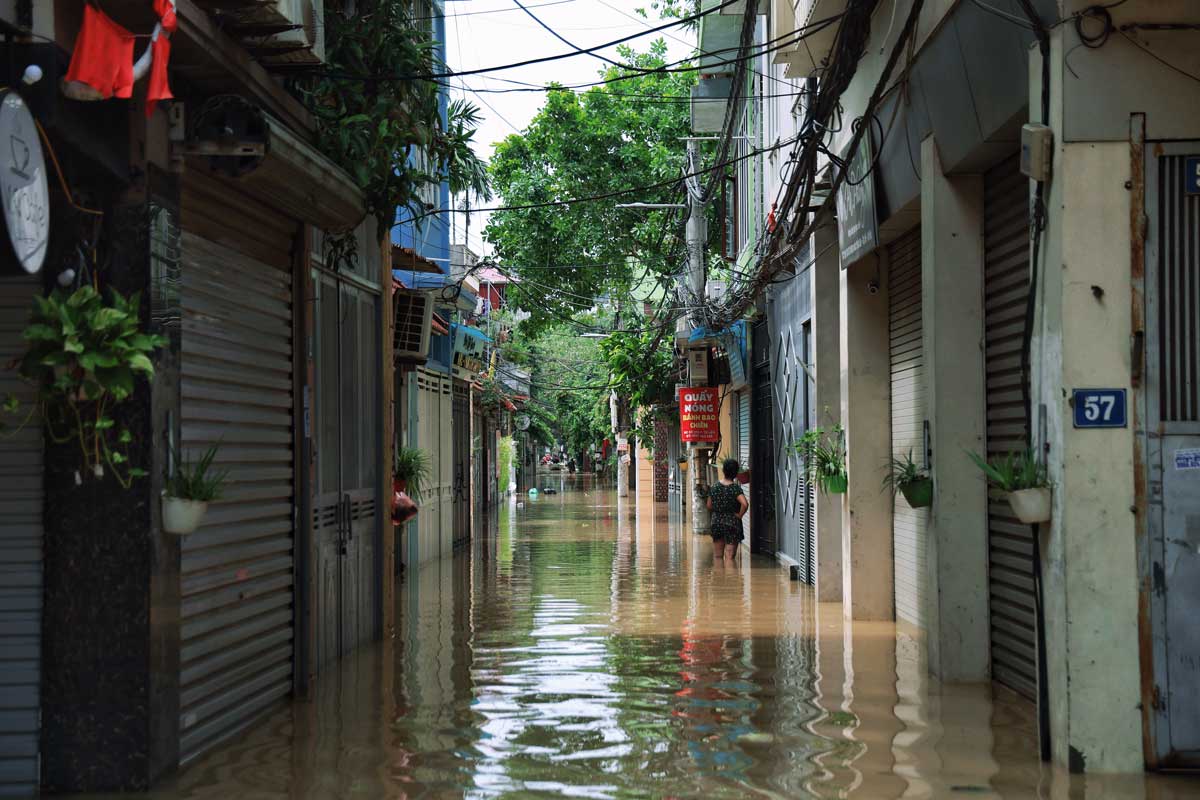 Nhiều nhà trong ngõ Tứ Liên vẫn “cửa đóng then cài” ngăn nước và rác thải vào trong nhà.