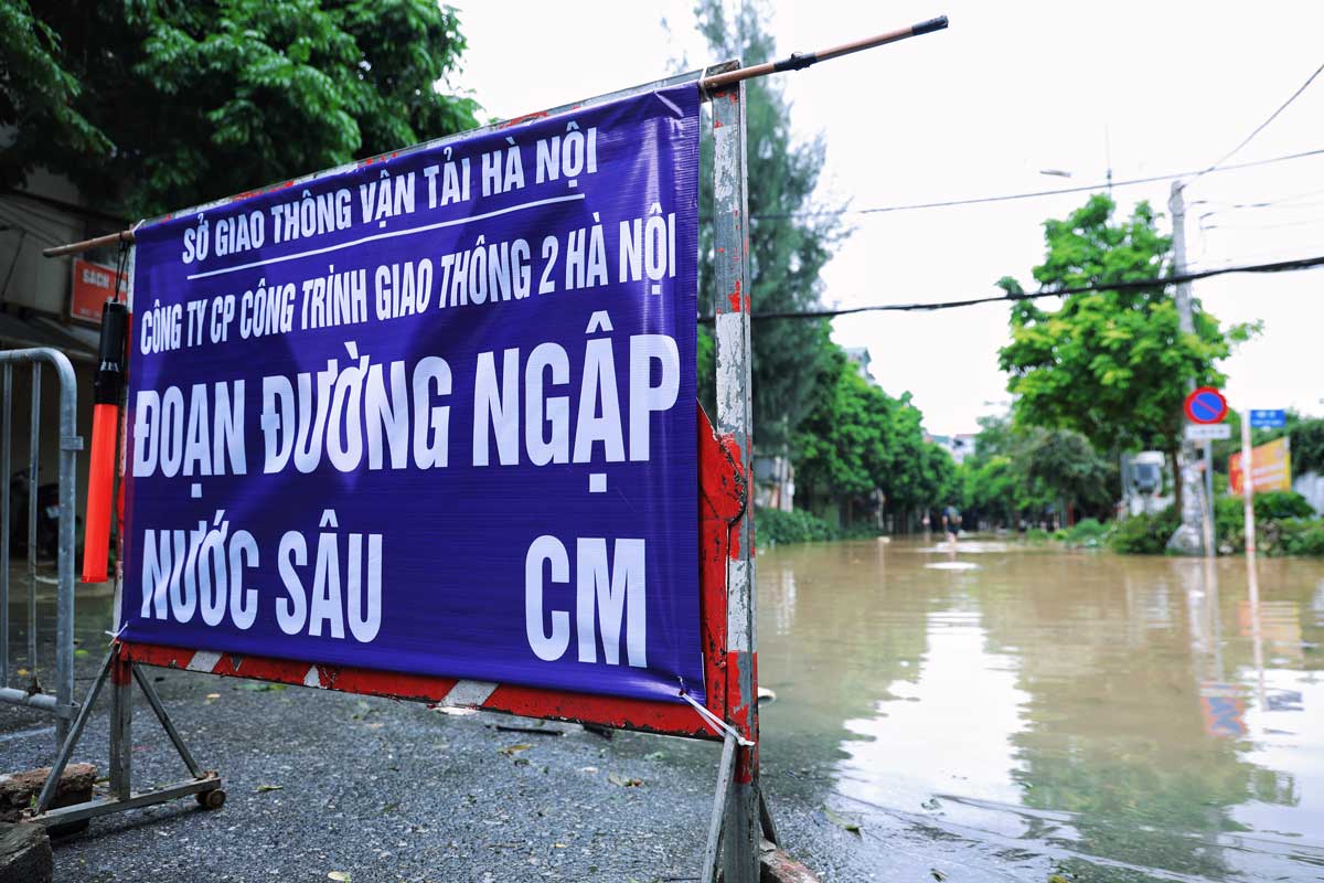 Ngay 12.9, mot doan tren pho Tu Lien van con tinh trang nuoc ngap sau gan nua nguoi.