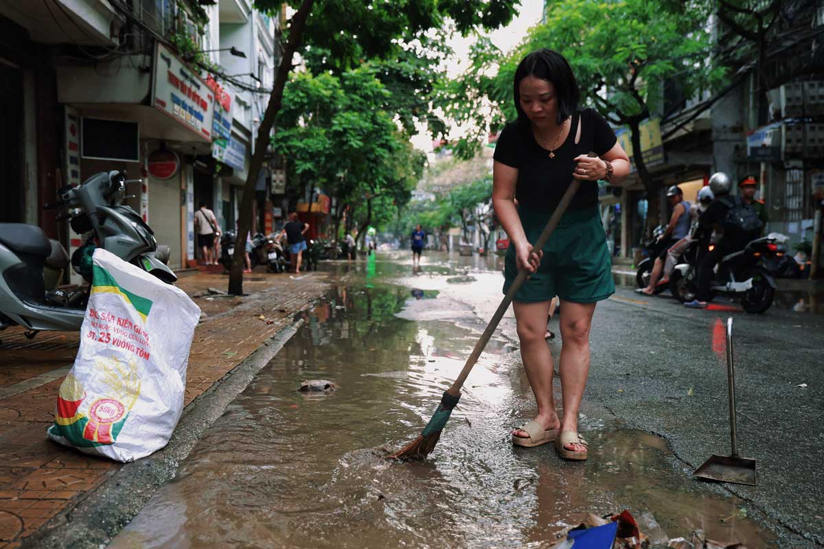 Theo chi Bui Thi Khang (Tan Ap, Ba Dinh, Ha Noi) hien nay nuoc da rut khoang 50cm so voi ngay hom qua. “Khi thay nuoc co dau hieu rut la toi bat dau don dep nha cua, duong pho ngay, may ngay lu vua roi chi cho toi luc nuoc rut, don dep xong de cho lai cuoc song binh thuong“, chi Khang chia se.