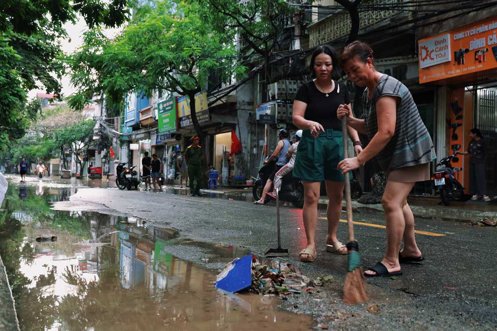 Người dân trên phố Tân Ấp đã bắt đầu dọn dẹp đường phố, nhà cửa.