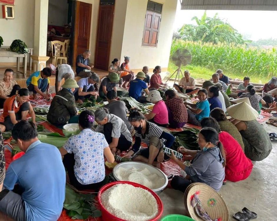 Nguoi dan goi banh chung gui dong bao vung lu. Anh: Cong Sang