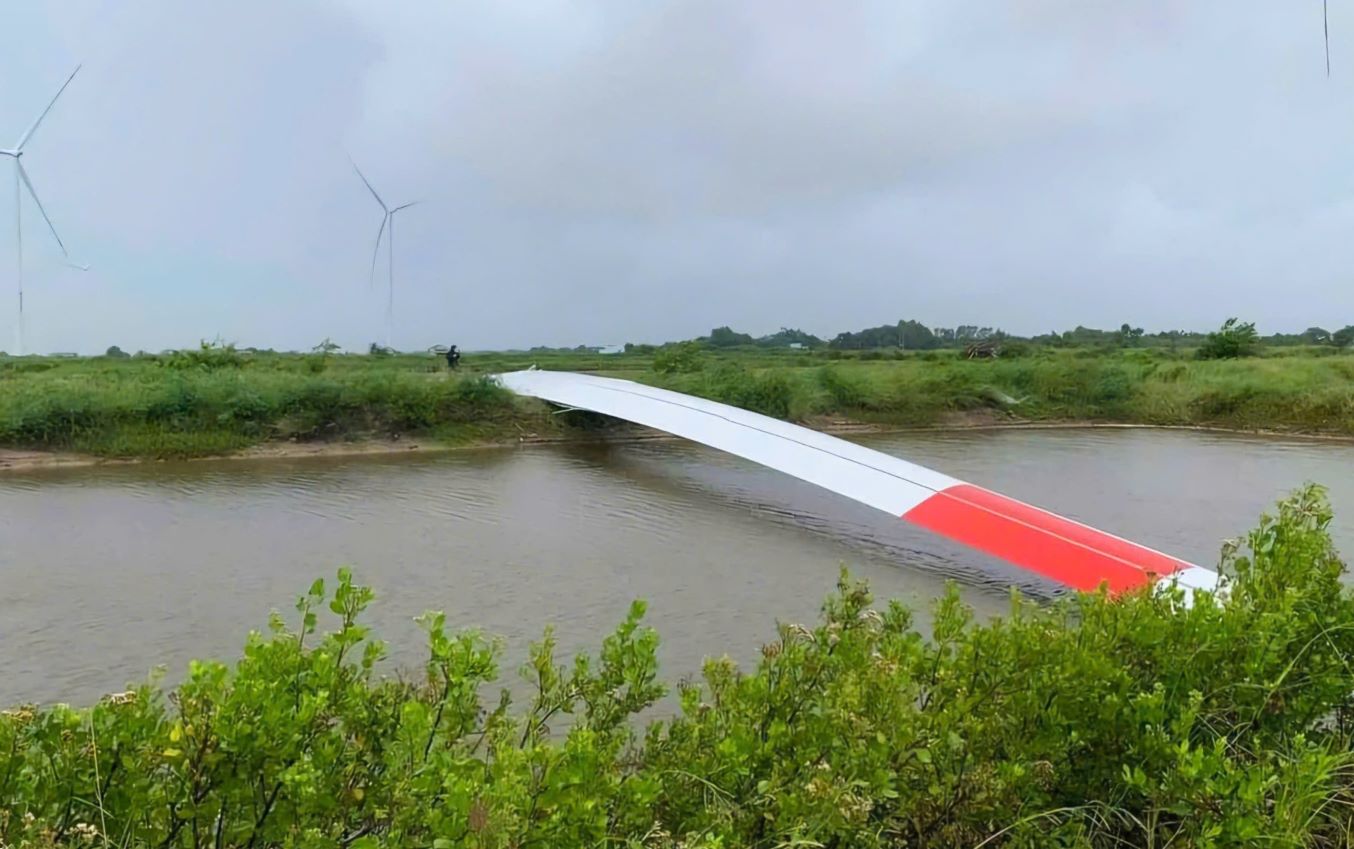 Cánh quạt điện gió bị gãy rơi xuống ao nuôi tôm của một hộ dân ở thị xã Vĩnh Châu (tỉnh Sóc Trăng)