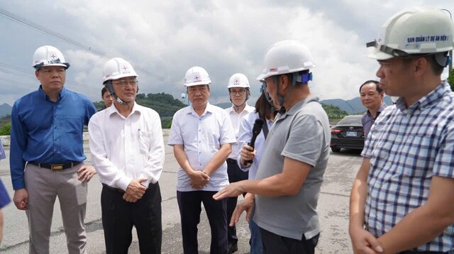 Ông Huỳnh Thành Đạt (đeo kính, thứ 2 bên phải), Bộ trưởng Bộ Khoa học và Công nghệ kiểm tra đánh giá thực tế tại Công trình Thủy điện Hòa Bình. Ảnh: Đơn vị cung cấp