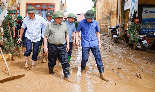 Thủ tướng Phạm Minh Chính thị sát tình hình thiệt hại do bão số 3 ở Yên Bái. Ảnh: Nhật Bắc/VGP