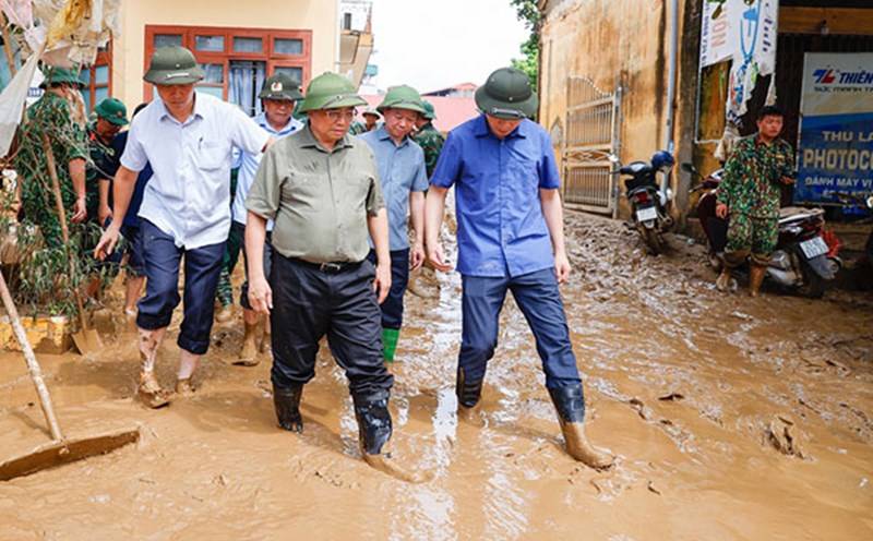 Thủ tướng Phạm Minh Chính thị sát tình hình thiệt hại do bão số 3 ở Yên Bái. Ảnh: Nhật Bắc/VGP