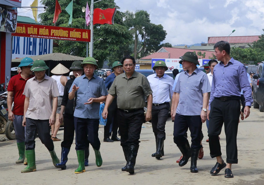 Thu tuong Chinh phu thi sat tinh hinh khac phuc sau thien tai o Yen Bai. 