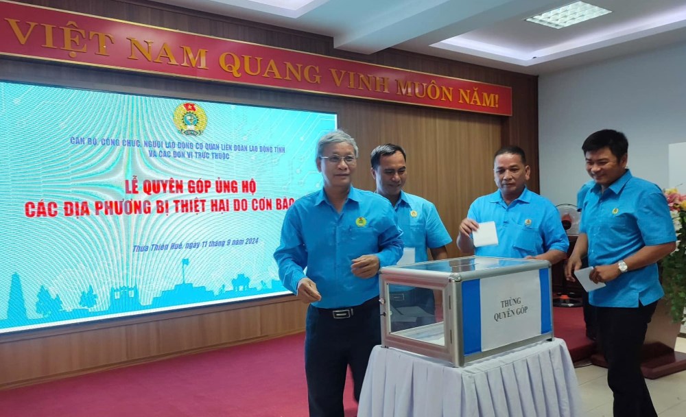 Đoàn viên công đoàn tỉnh Thừa Thiên Huế chung tay hỗ trợ đồng bào bị ảnh hưởng bởi bão lũ. Ảnh: Quỳnh Như