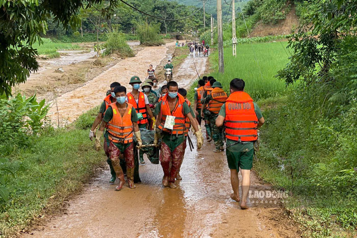 Thoi tiet mua nang that thuong, nguy co sat lo nui tiep tuc dien ra khien viec cuu nan cang them kho khan, vat va.