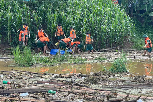 Thoi diem nay, luc luong chuc nang da huy dong hang tram nguoi de tham gia tim kiem nan nhan mat tich. Trong do, Quan khu 2 trien khai 300 can bo cua Trung doan 98 (Su doan 316) cung 125 chien si thuoc Bo Chi huy Quan su tinh Lao Cai va luc luong dan quan, nhan dan tham gia tim kiem cuu nan.