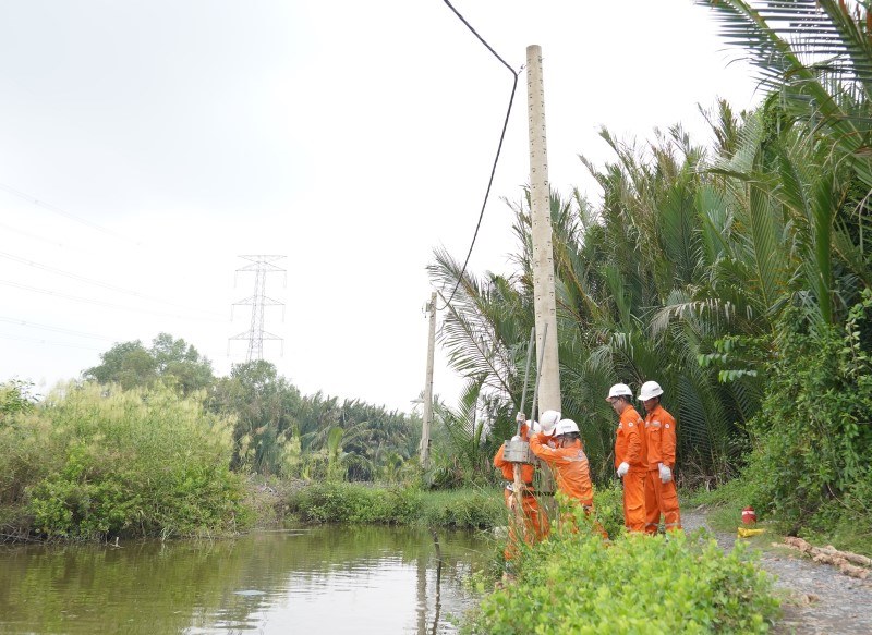 Đội Quản lý lưới điện Công ty Điện lực Duyên Hải đang gia cố kết cấu móng trụ điện để bảo đảm cung cấp điện an toàn, liên tục. Ảnh: EVNHCMC cung cấp