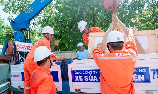 Đội xung kích Công ty Điện lực Thừa Thiên Huế chuẩn bị vật tư, trang thiết bị để lên đường hỗ trợ đồng bào bị ảnh hưởng bởi bão lũ. Ảnh: Thanh Huyền.