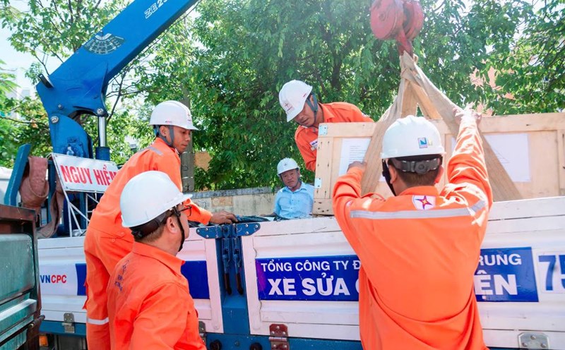 Đội xung kích Công ty Điện lực Thừa Thiên Huế chuẩn bị vật tư, trang thiết bị để lên đường hỗ trợ đồng bào bị ảnh hưởng bởi bão lũ. Ảnh: Thanh Huyền.