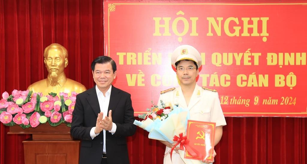 Bí thư Tỉnh uỷ Đồng Nai Nguyễn Hồng Lĩnh trao quyết định của Ban Bí thư cho đại tá Nguyễn Hồng Phong - Giám đốc Công an tỉnh. Ảnh: CA ĐN