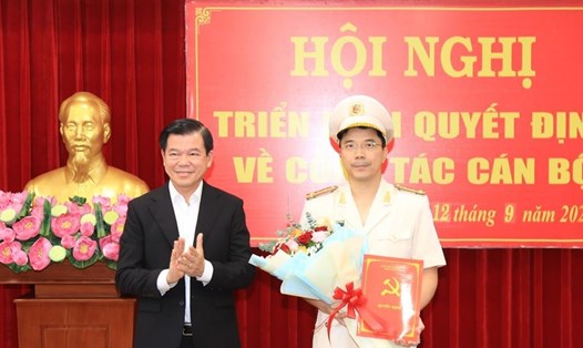 Bí thư Tỉnh uỷ Đồng Nai Nguyễn Hồng Lĩnh trao quyết định của Ban Bí thư cho đại tá Nguyễn Hồng Phong - Giám đốc Công an tỉnh. Ảnh: CA ĐN