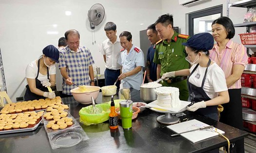 Đoàn kiểm tra liên ngành kiểm tra an toàn thực phẩm tại một tiệm sản xuất bánh. Ảnh: Hồng Tuấn.