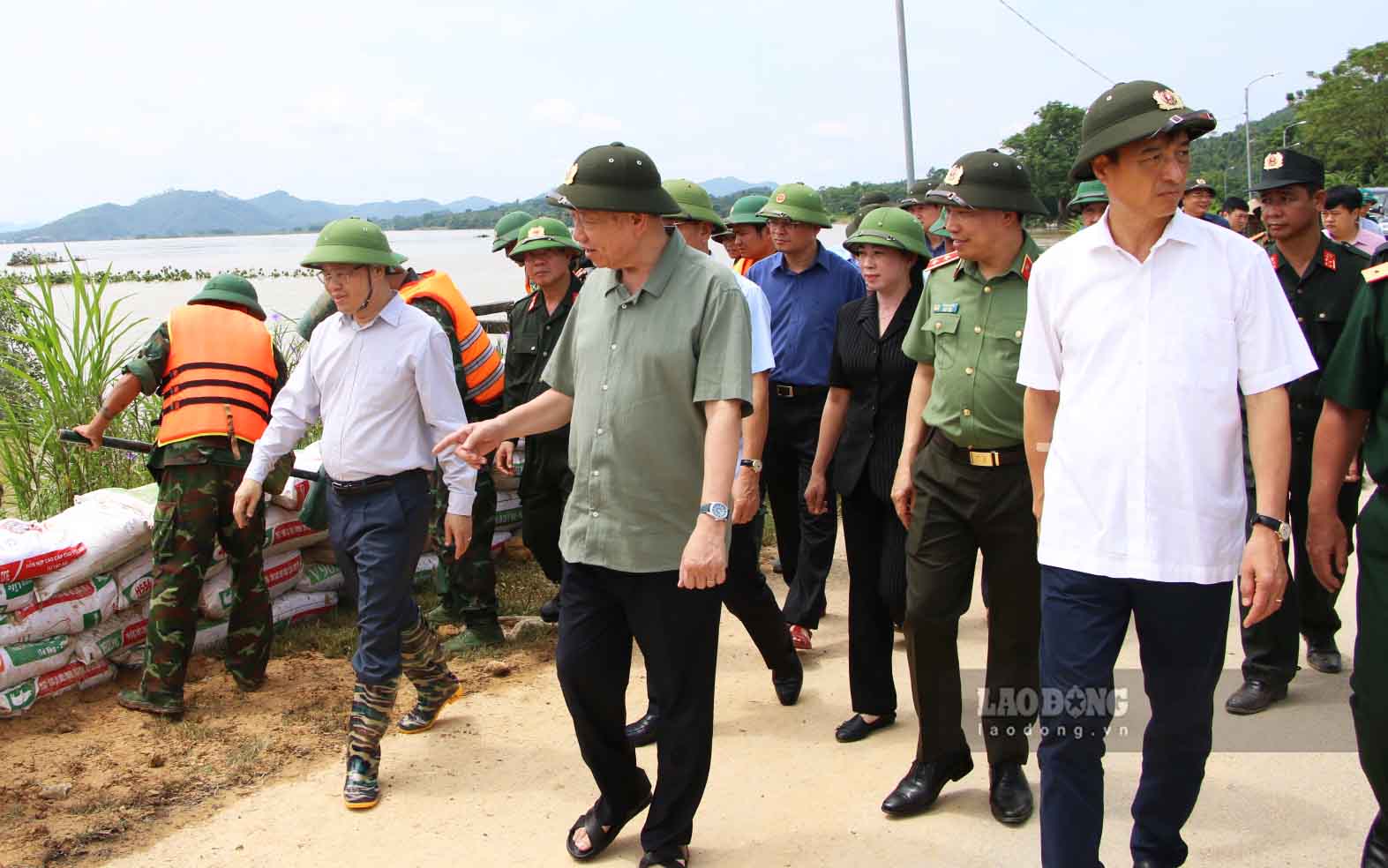 Tong Bi thu, Chu tich nuoc To Lam kiem tra cong tac ho de, phong chong lut bao tren tuyen de song Lo thuoc xa Truong Sinh, huyen Son Duong (Tuyen Quang).