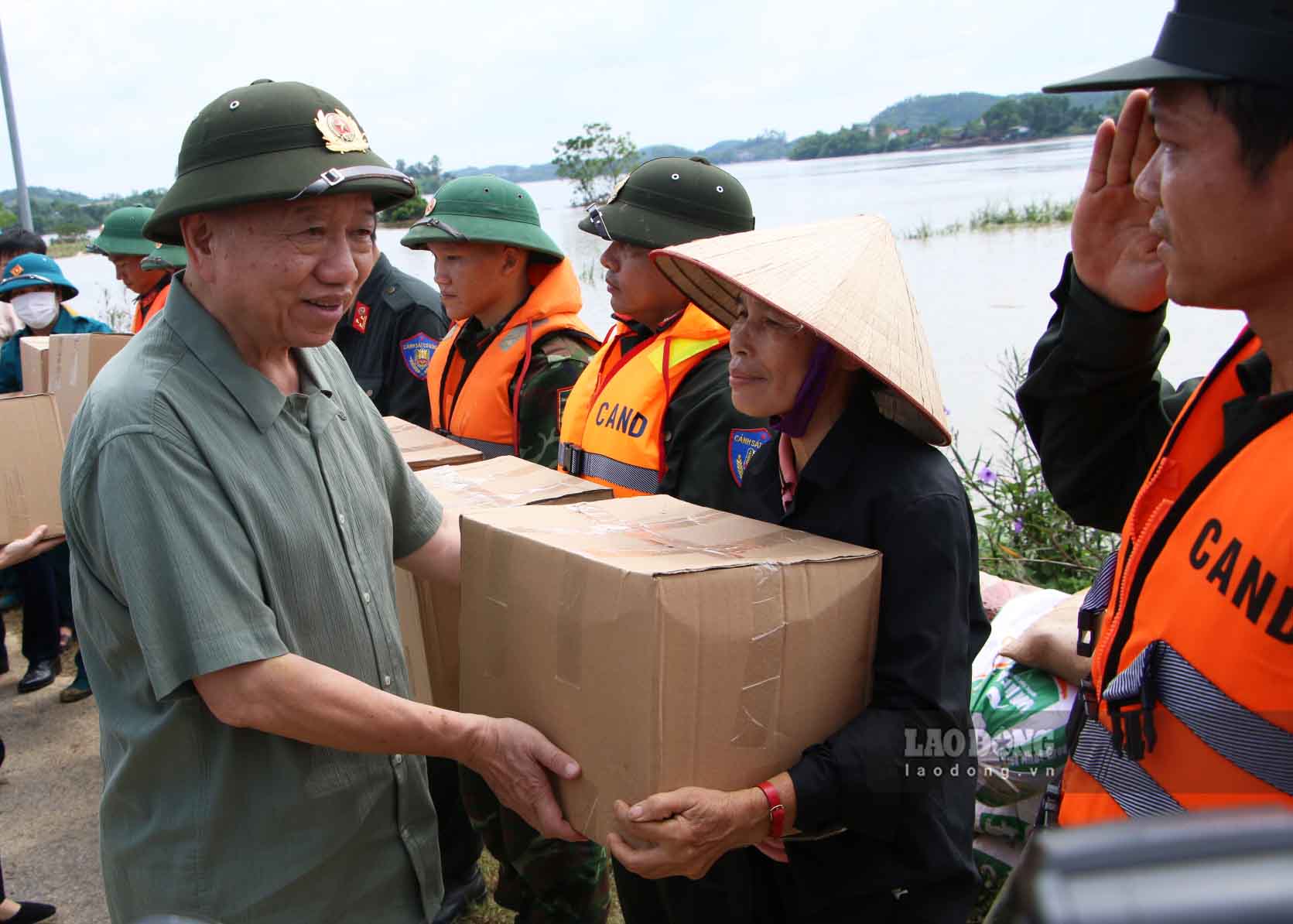 Tong Bi thu, Chu tich nuoc To Lam tham hoi, dong vien cac luc luong lam cong tac ho de song Lo.