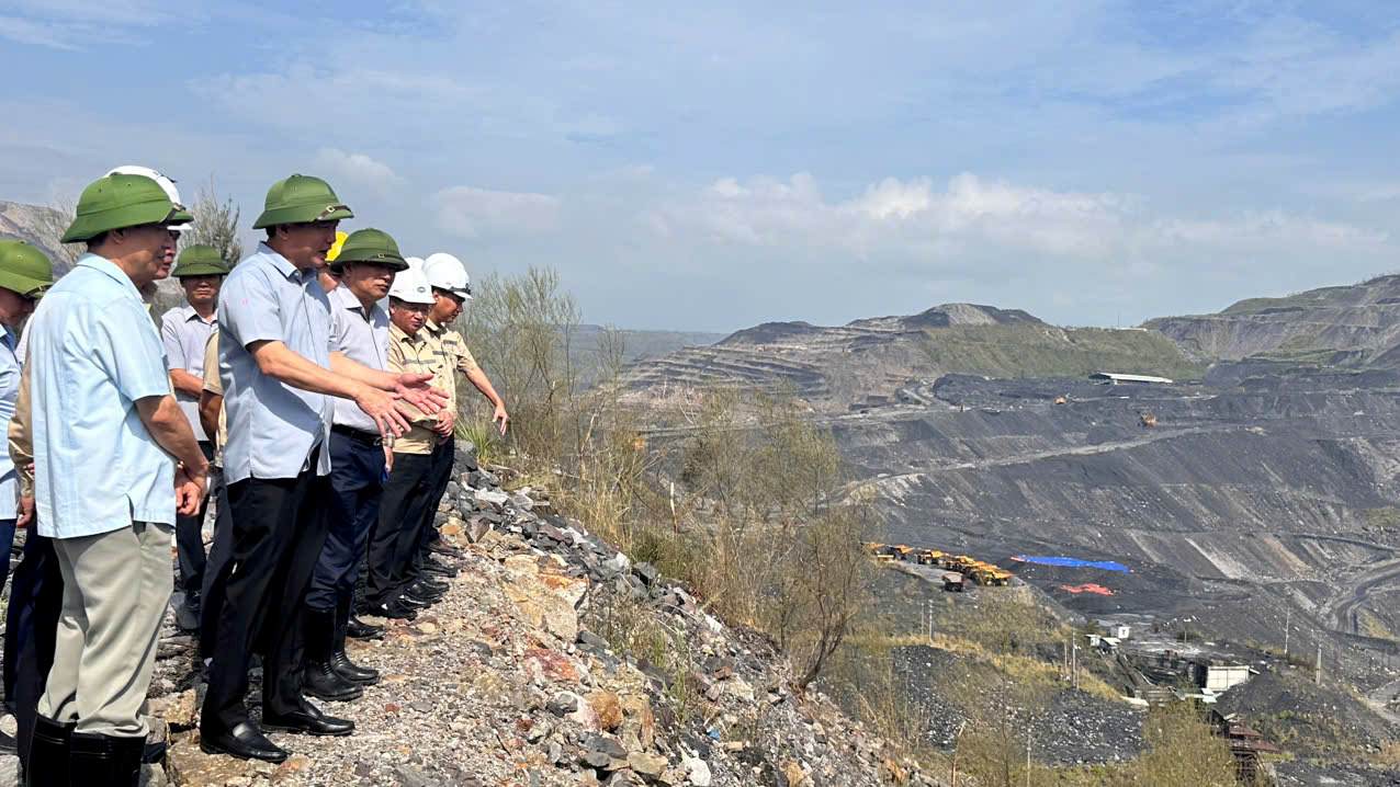 Lãnh đạo TKV kiểm tra tình hình khôi phục sản xuất sau bão số 3 tại khai trường than Cọc Sáu thuộc Công ty CP Than Đèo Nai - Cọc Sáu, TP.Cẩm Phả sáng 12.9. Ảnh: Nguyễn Hùng