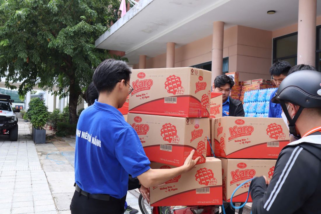 Đoàn đã chuẩn bị rất nhiều đồ dùng, nhu yếu phẩm cần thiết để gửi tới người dân ở vùng lũ. Ảnh: Mai Hương