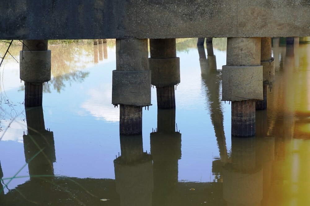 Hầu hết các móng cọc ở trụ cầu Trà Khúc 1 ở TP Quảng Ngãi đều bị vỡ bê tông, lòi các thanh sắt. Ảnh: Viên Nguyễn