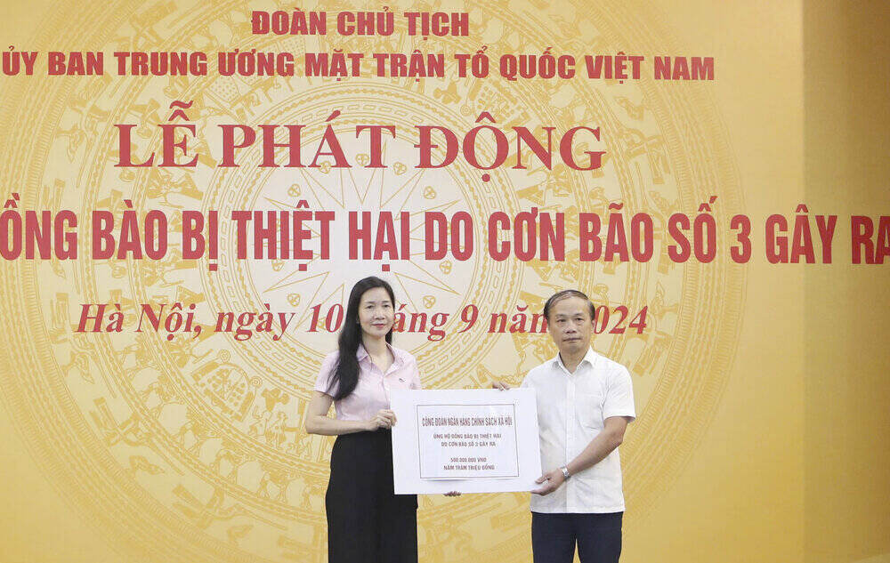 Ngay sau khi Uy ban TW MTTQ Viet Nam phat dong, Cong doan NHCSXH da ung ho 500 trieu dong (Trong anh: Pho Tong Giam doc NHCSXH Nguyen Thi Hang (ben trai) trao bieu trung cho dai dien Lanh dao MTTQ Viet Nam). Ảnh: NHCSXH