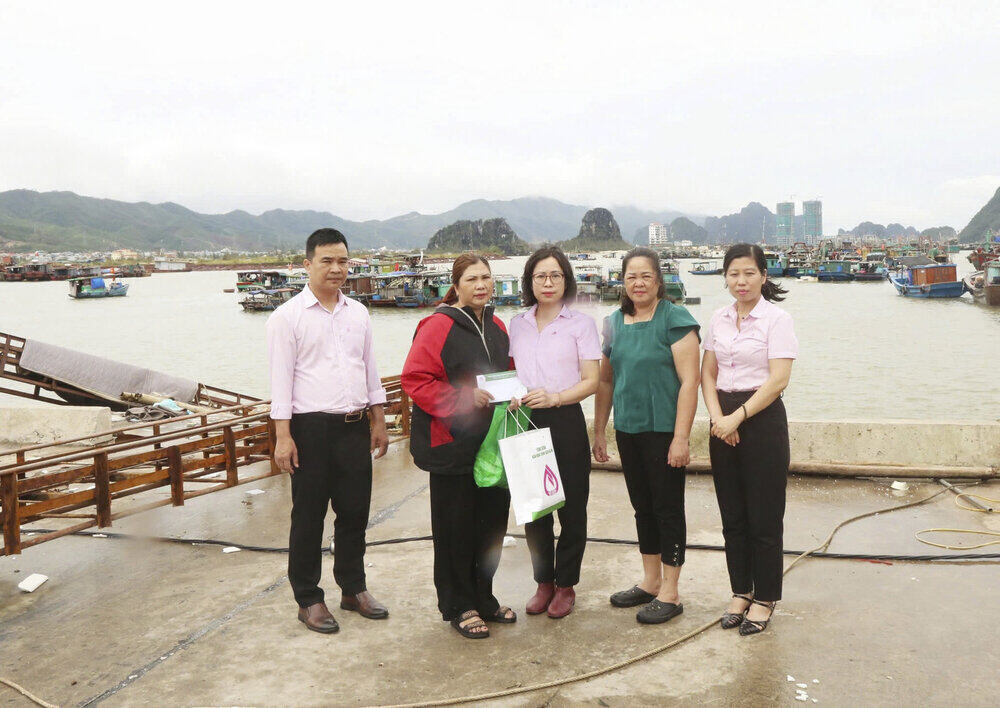 Tham hoi, trao qua cho gia dinh ba Pham Thi Binh o thon Dong Ha, xa Dong Xa, huyen Van Don bi gio bao toc het mai nha va cuon troi toan bo tai san. Ảnh: NHCSXH 