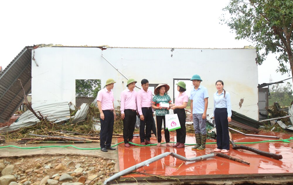 Chia se nhung kho khan voi gia dinh ong Ly Van Vung o thon Na Bac, xa Dong Hai, huyen Tien Yen khi toan bo ngoi nha va tai san bi dong nuoc lu cuon troi mat het. Ảnh: NHCSXH   